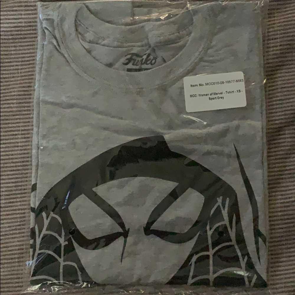 Pop! Funko Spider-Gwen t-shirt